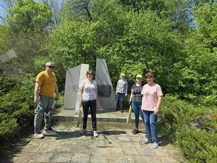   Руските съотечественици почистиха паметници в Кърджалийско в навечерието на Деня на Победата 