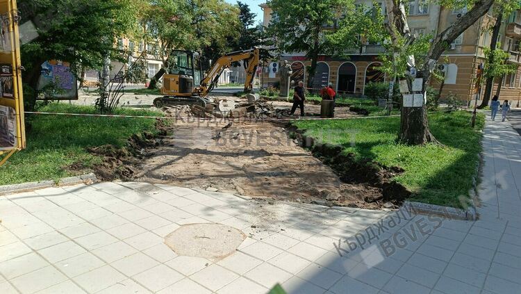 Обновяват градинката пред ресторант „Москва” в Кърджали