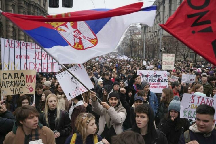 Напрежение в Нови Сад: Полицията използва палки и сълзотворен газ срещу протестиращите