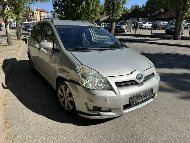 Миниван блъсна „Пежо“ на пл. „Спартак“ в Хасково