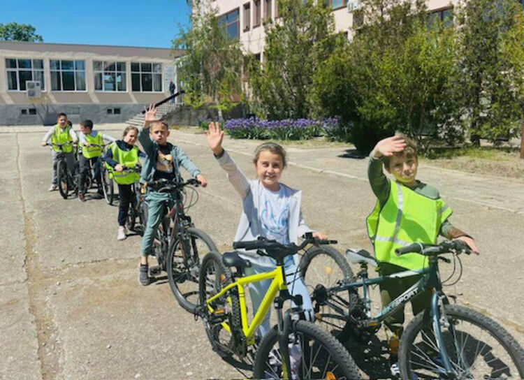 Деца се учеха на безопасно движение в състезание по приложно колоездене 