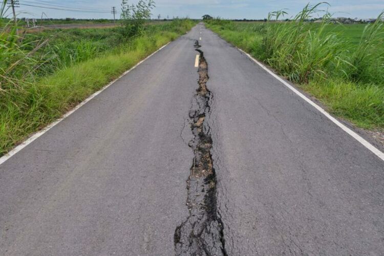 Обявено е извънредно положение в село на гръцкия остров Крит заради големи пукнатини в земята и сградите