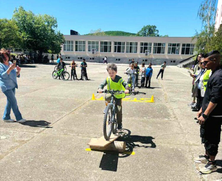 Деца се учеха на безопасно движение в състезание по приложно колоездене 