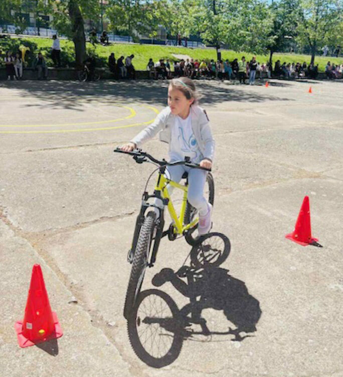 Деца се учеха на безопасно движение в състезание по приложно колоездене 