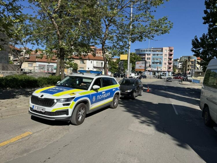 Миниван блъсна „Пежо“ на пл. „Спартак“ в Хасково