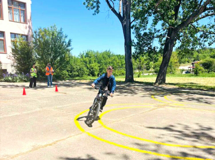 Деца се учеха на безопасно движение в състезание по приложно колоездене 