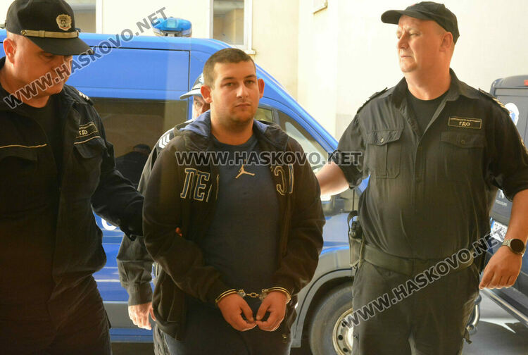 Домашен арест за 19-годишен, задържан с марихуана за 120 320 лева