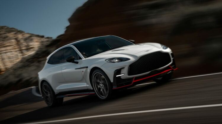 Със своите 727 к.с. Aston Martin DBX S претендира да е „суперколата на SUV-овете“