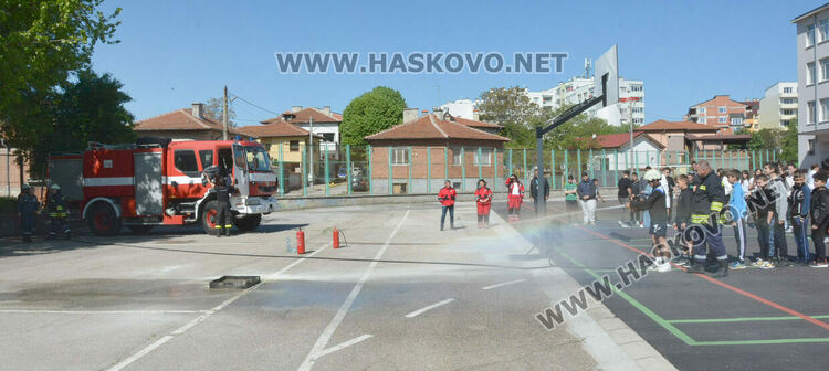 Демонстрираха гасене на пожари за 140 г. от създаването на ОУ „Св. св. Кирил и Методий“