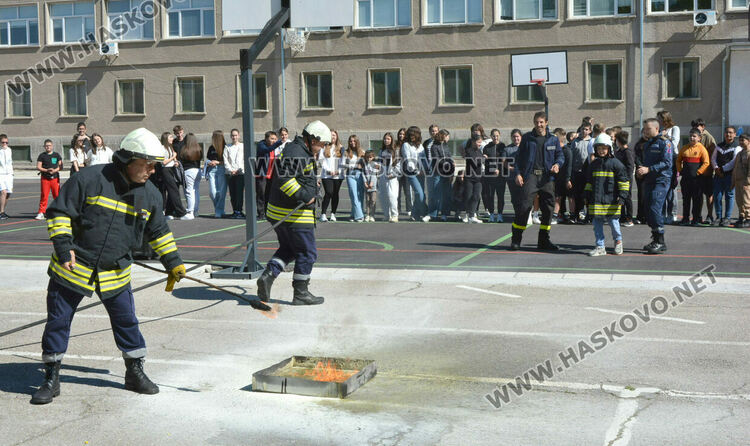 Демонстрираха гасене на пожари за 140 г. от създаването на ОУ „Св. св. Кирил и Методий“