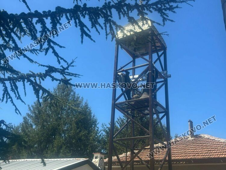 Поставиха желязна камбанария и 3 нови камбани на храма „Св. Георги Победоносец“ в кв. „Черноконево“ 