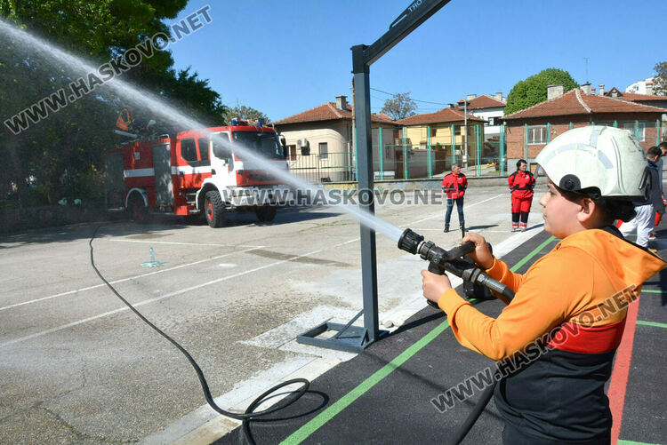 Демонстрираха гасене на пожари за 140 г. от създаването на ОУ „Св. св. Кирил и Методий“