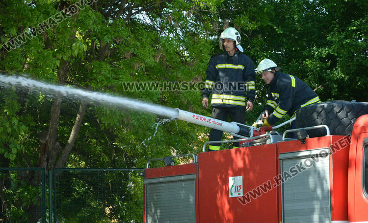 Демонстрираха гасене на пожари за 140 г. от създаването на ОУ „Св. св. Кирил и Методий“