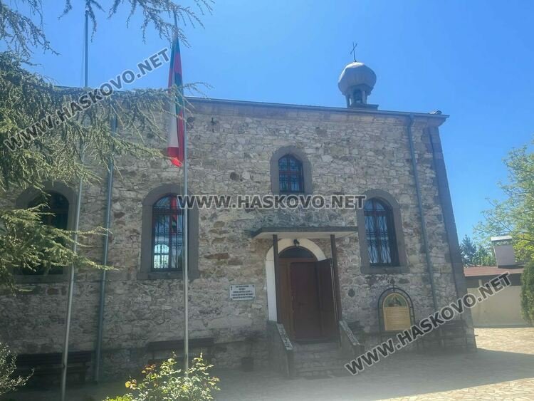 Поставиха желязна камбанария и 3 нови камбани на храма „Св. Георги Победоносец“ в кв. „Черноконево“ 