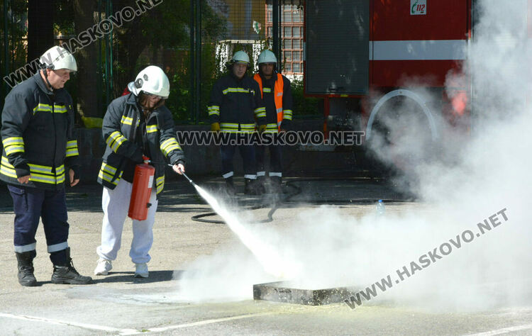 Демонстрираха гасене на пожари за 140 г. от създаването на ОУ „Св. св. Кирил и Методий“