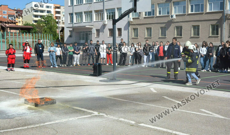 Демонстрираха гасене на пожари за 140 г. от създаването на ОУ „Св. св. Кирил и Методий“