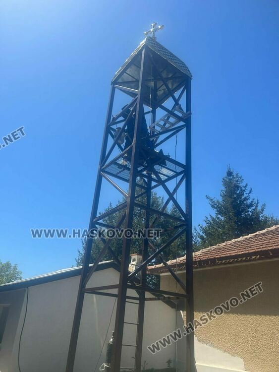 Поставиха желязна камбанария и 3 нови камбани на храма „Св. Георги Победоносец“ в кв. „Черноконево“ 