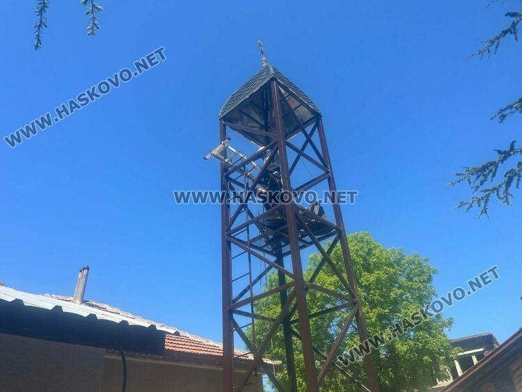 Поставиха желязна камбанария и 3 нови камбани на храма „Св. Георги Победоносец“ в кв. „Черноконево“ 