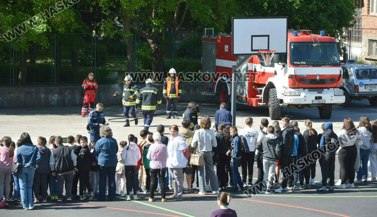 Демонстрираха гасене на пожари за 140 г. от създаването на ОУ „Св. св. Кирил и Методий“