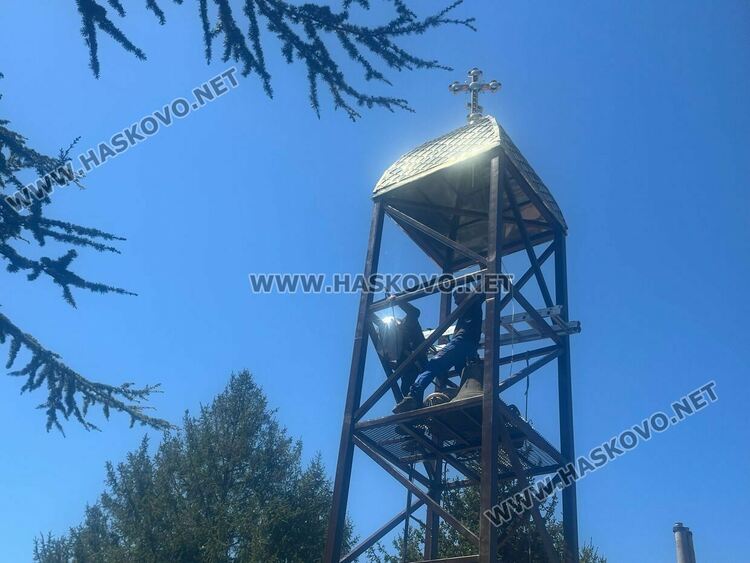 Поставиха желязна камбанария и 3 нови камбани на храма „Св. Георги Победоносец“ в кв. „Черноконево“ 
