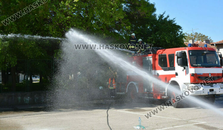 Демонстрираха гасене на пожари за 140 г. от създаването на ОУ „Св. св. Кирил и Методий“