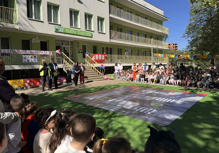 350 малчугани от ДГ „Райна Княгиня“ в Кърджали научиха, изпяха и изиграха правилата за движение 
