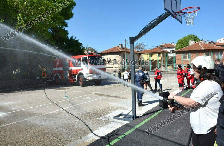 Демонстрираха гасене на пожари за 140 г. от създаването на ОУ „Св. св. Кирил и Методий“