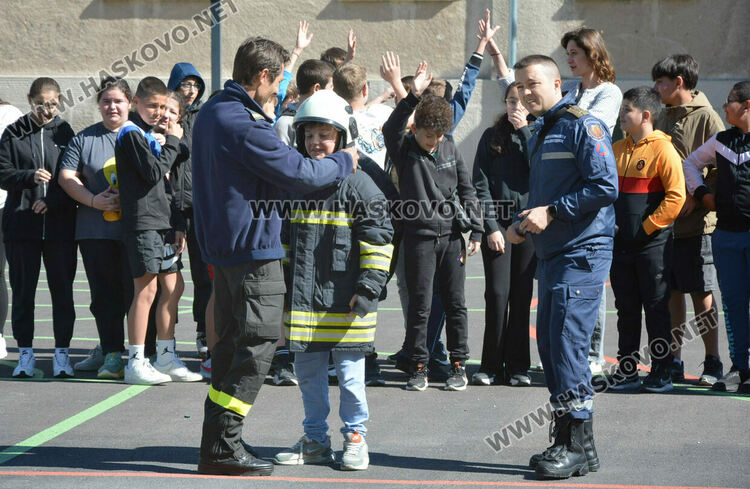 Демонстрираха гасене на пожари за 140 г. от създаването на ОУ „Св. св. Кирил и Методий“
