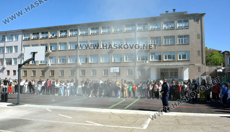 Демонстрираха гасене на пожари за 140 г. от създаването на ОУ „Св. св. Кирил и Методий“