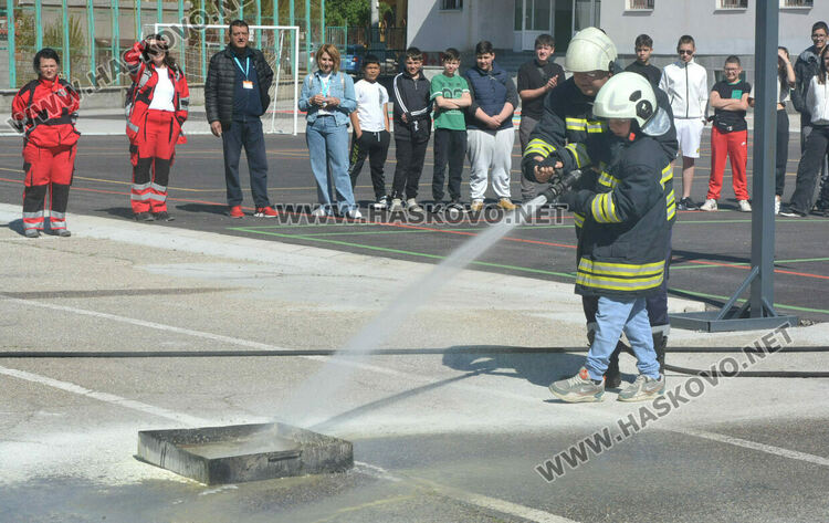 Демонстрираха гасене на пожари за 140 г. от създаването на ОУ „Св. св. Кирил и Методий“
