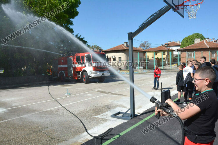 Демонстрираха гасене на пожари за 140 г. от създаването на ОУ „Св. св. Кирил и Методий“