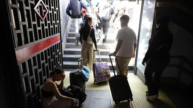 Хората напускат станция на метрото след прекъсването на тока, Мадрид, Испания, 28 април 2025 г.
