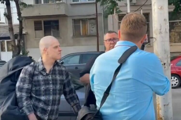 Евелин Банев-Брендо пред затвора в София.