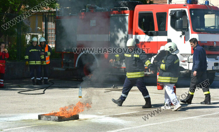Демонстрираха гасене на пожари за 140 г. от създаването на ОУ „Св. св. Кирил и Методий“
