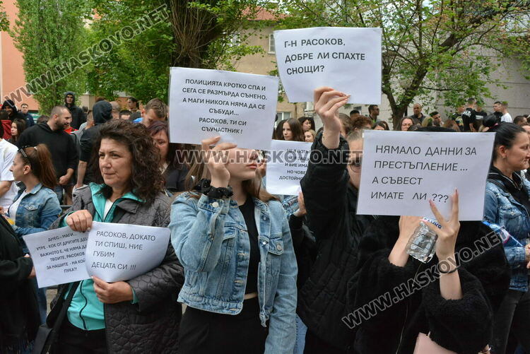 Протест след убийството на Маги - замериха полицията с яйца и домати, нахлуха и в сградата