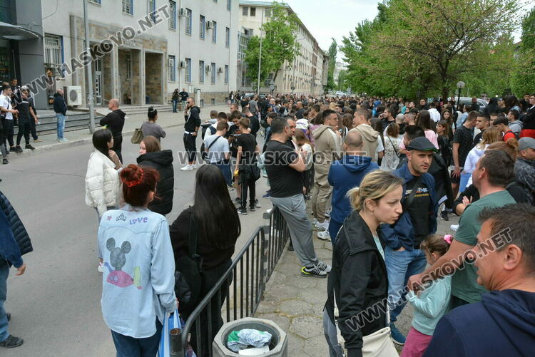 Протест след убийството на Маги - замериха полицията с яйца и домати, нахлуха и в сградата