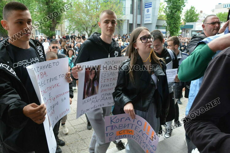 Протест след убийството на Маги - замериха полицията с яйца и домати, нахлуха и в сградата