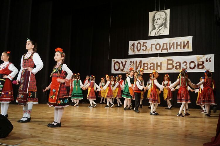 ОУ „Иван Вазов“ в Харманли отбеляза 105 г., учредиха награда „Ученик на годината“