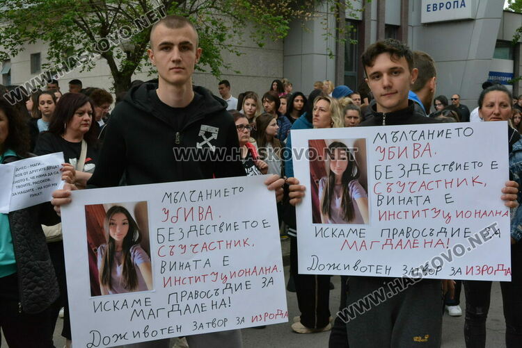 Протест след убийството на Маги - замериха полицията с яйца и домати, нахлуха и в сградата