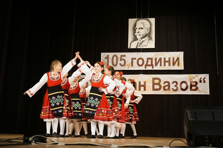 ОУ „Иван Вазов“ в Харманли отбеляза 105 г., учредиха награда „Ученик на годината“