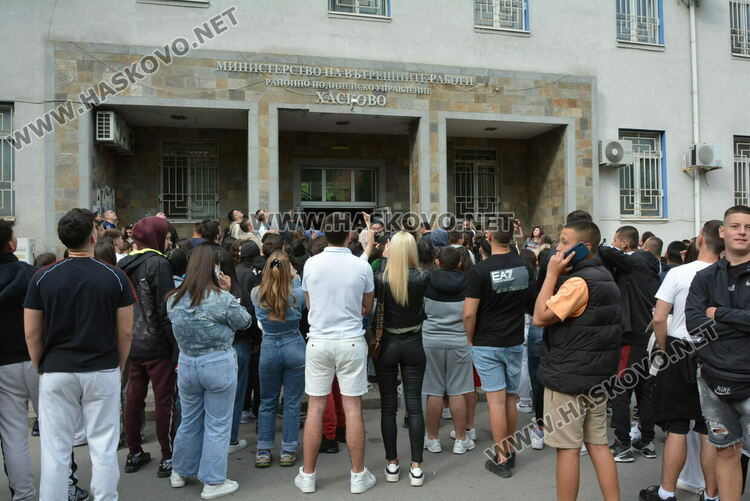 Протест след убийството на Маги - замериха полицията с яйца и домати, нахлуха и в сградата