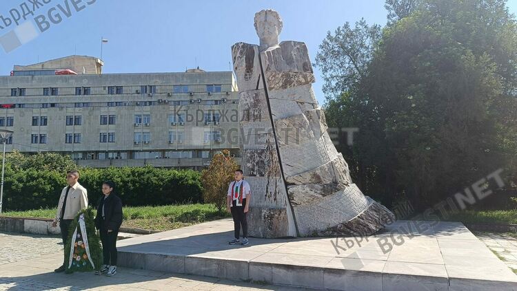   Урок по отечестволюбие пред паметника на Апостола в Кърджали,  инициативата е на деца от родния  град на Левски /снимки/