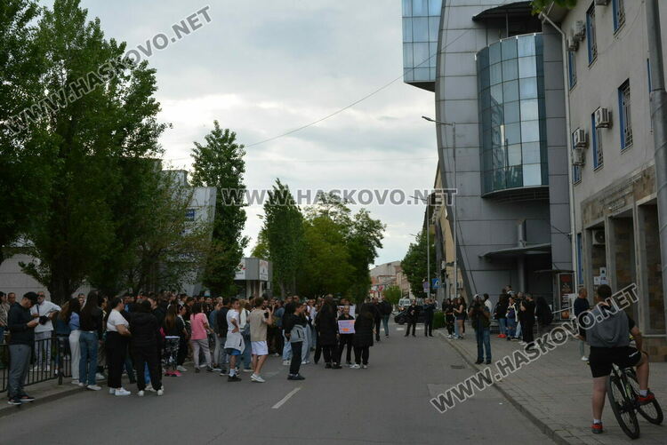Протест след убийството на Маги - замериха полицията с яйца и домати, нахлуха и в сградата