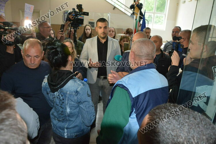 Протест след убийството на Маги - замериха полицията с яйца и домати, нахлуха и в сградата