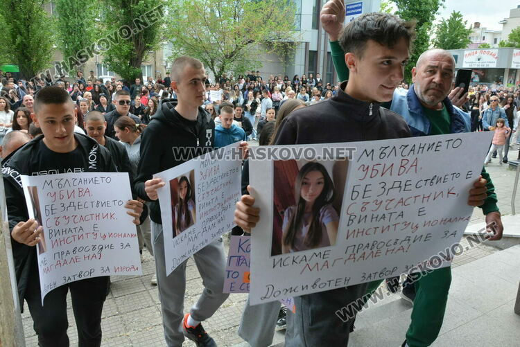 Протест след убийството на Маги - замериха полицията с яйца и домати, нахлуха и в сградата