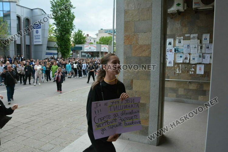 Протест след убийството на Маги - замериха полицията с яйца и домати, нахлуха и в сградата
