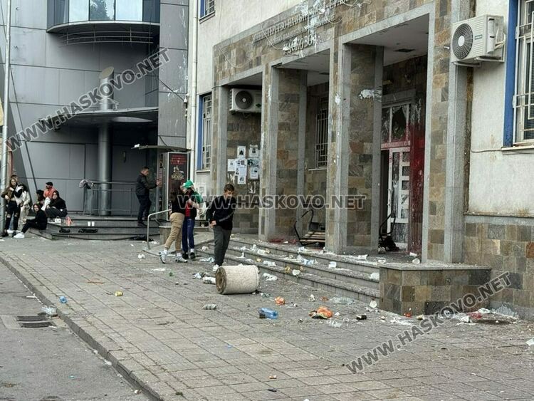 Вандалщина по сградата на полицията в Хасково