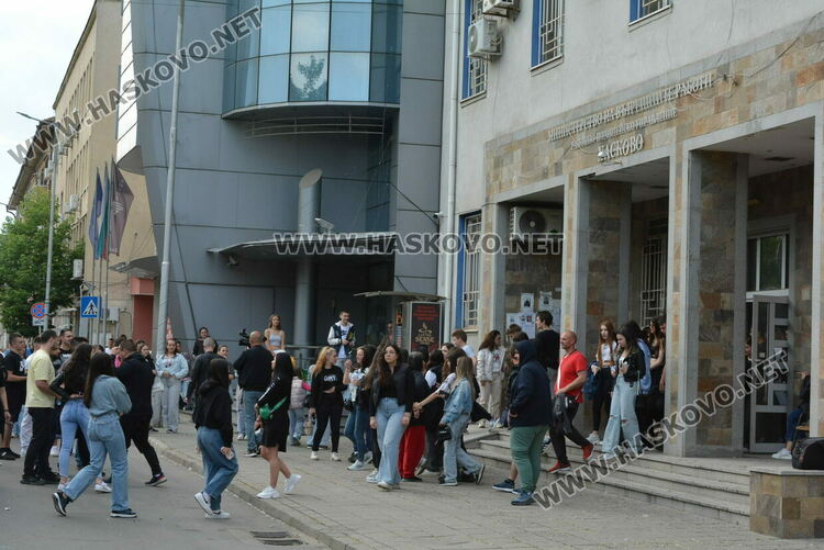 Протест след убийството на Маги - замериха полицията с яйца и домати, нахлуха и в сградата