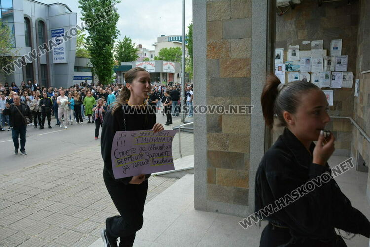 Протест след убийството на Маги - замериха полицията с яйца и домати, нахлуха и в сградата