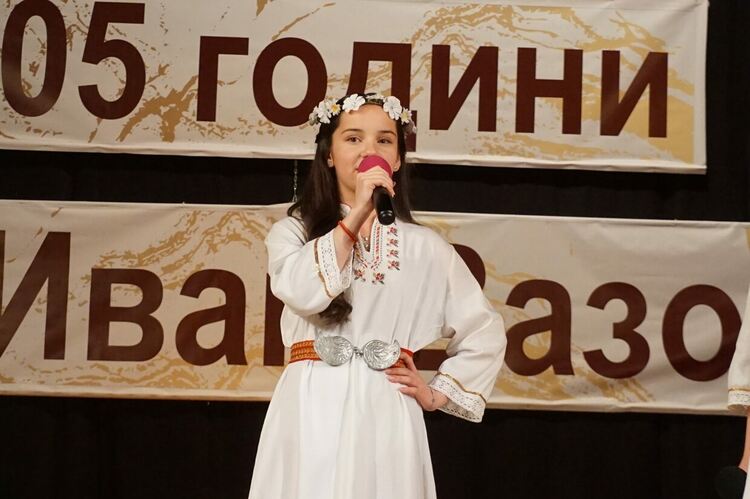 ОУ „Иван Вазов“ в Харманли отбеляза 105 г., учредиха награда „Ученик на годината“